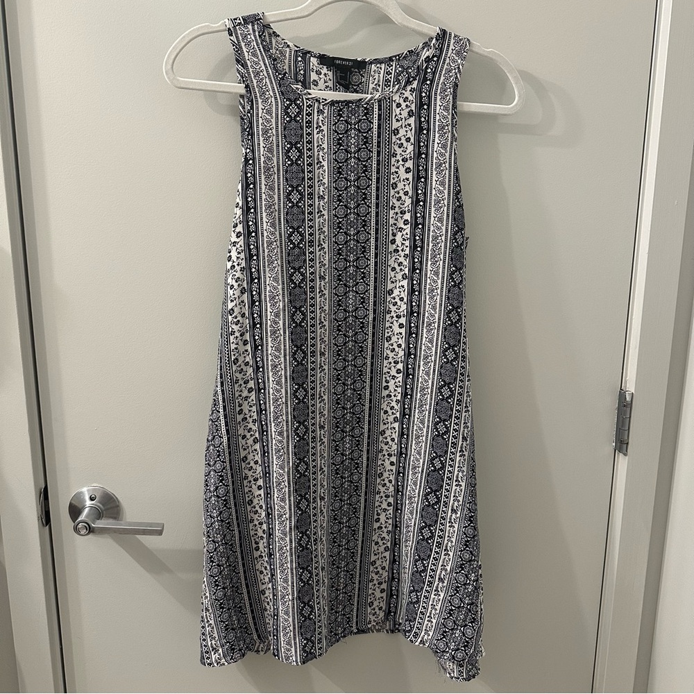 Sleeveless navy and White Patterned Dress
